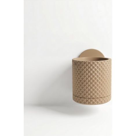 Vaso da fiori beige con motivo a rombi e sottovaso per la raccolta dell'acqua piovana.