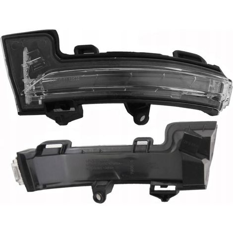 Indicatore di direzione a LED nello specchietto laterale di una Skoda Octavia 2013 - lato sinistro