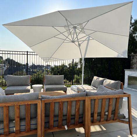 Parasol Déporté 2,7 x 2,7 m Blanc avec Mât Alu Blanc Pied Croix Design épuré et contemporain, Rotation 360°, Inclinaison 5 Positions, Toile avec Protection UV UPF50+, Durable, Piscine, Bar (1/5)