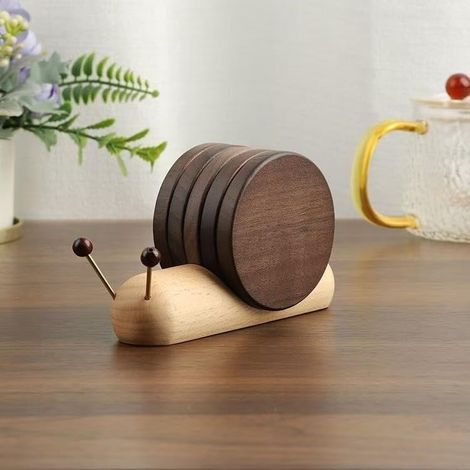 Lot de 4 sous-verres en bois en forme d'escargot avec support – Sous-verres mignons en bois naturel pour table basse, bureau, cuisine ou bar – Idée cadeau (1/5)
