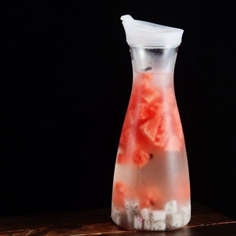 Lot de 2 Carafes à Eau en Plastique de 1 Litre avec Couvercles Blancs à Rabat, Qualité Alimentaire - Pot à Jus (1/5)