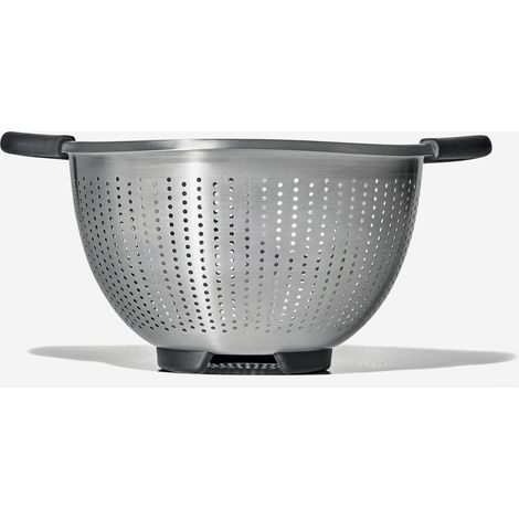Scolapasta Good Grips aus Edelstahl mit rutschfesten Griffen (1/4)