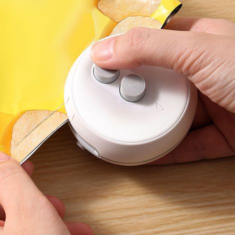 Mini-Tragbarer Verschließer mit Schneidevorrichtung – USB-aufladbar – ABS – Weiß – Wiederverschließ- und Verschließgerät für Snacks und Lebensmittel (1/5)
