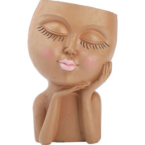 Mannequin en résine, joue reposant sur un pot de fleurs, visage (1/5)