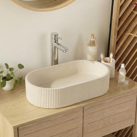 Ovales Aufsatzwaschbecken aus geriffeltem Beton in Beige 37x50cm BALTE (1/4)