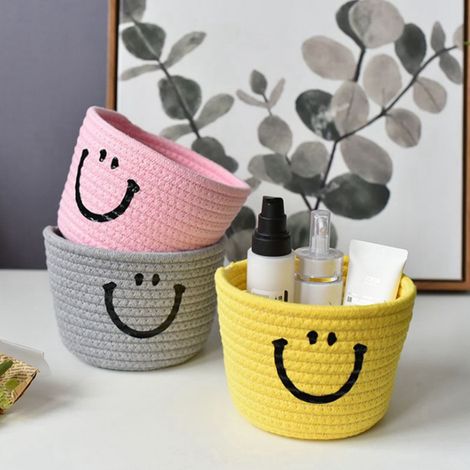 Panier de rangement rond en fil de coton tissé à la main, gris, orné d'un smiley et d'une anse en forme d'oreille de chat. (1/5)