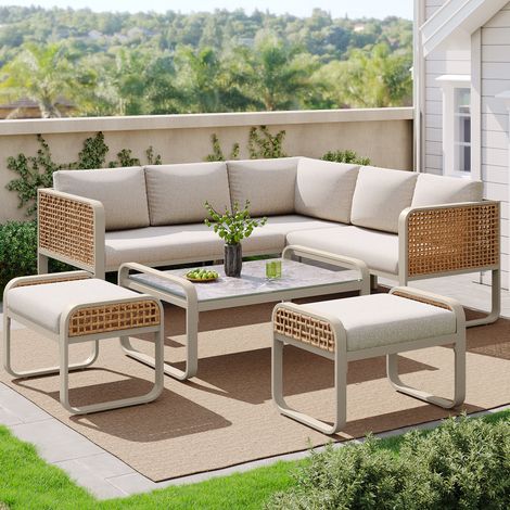 Tumbonas de jardín modulares de ratán y metal beige, conjunto lounge 6-7 plazas con mesa, taburetes y cojines (1/5)