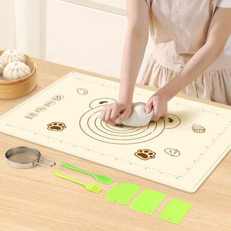 Grande Tapis Patisserie, 70×50cm Avec 3 Grattoirs Anti-Adhésif Antidérapant Tapis Patisserie Silicone Avec Mesures Reutilisable Tapis Silicone Cuisine pour Pâte Macaron Biscuit (1/5)