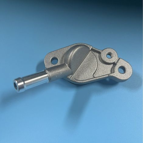 Bride de durite d'eau compatible avec VW Tiguan, Touran, Sharan, Scirocco, Golf, Q7 - Réf. 06K121132 / 06K121132J (1/4)