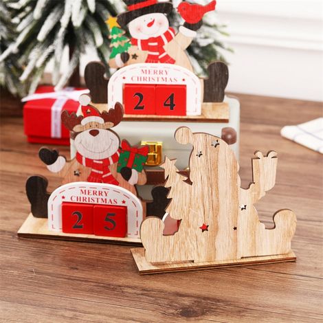 Selbstgemachter Adventskalender mit Weihnachtsmann, Schneemann und Rentier im Cartoon-Stil zur Dekoration für die Neujahrsfeiertage (1/4)