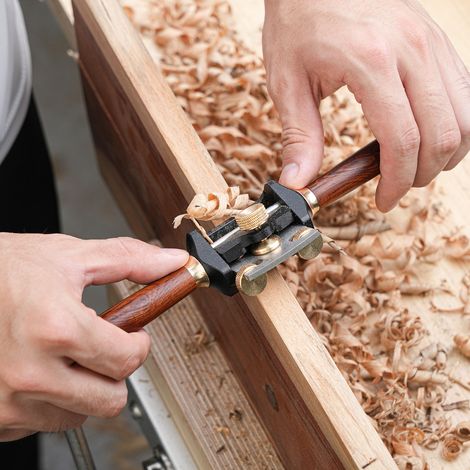 Rabot à main à base plate réglable pour le travail du bois, pour le détourage d'angles et d'arcs.