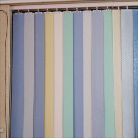 Stores vénitiens verticaux en PVC épais, fabriqués sur mesure pour les salons et les bureaux, avec rails en alliage d'aluminium pour une occultation totale. (1/5)