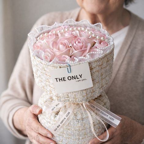 Un ramo de flores de jabón perfumadas en una caja de regalo, con luz LED BUK22