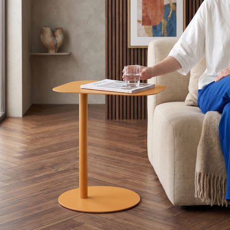 Tavolino Laterale Nastätten in Metallo con Piano di Appoggio Trapezoidale - Arancione [en.casa] (1/5)