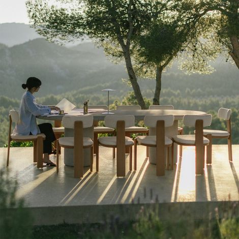 Set de mesa ovalada 260x110 cm en cemento Aurean y 10 sillas de jardín en madera de acacia y tela bouclé Malta SKLUM       