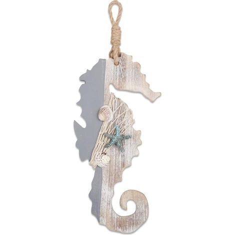Décoration en bois de 30 cm représentant un hippocampe avec des étoiles de mer et des coquillages, idéale pour une décoration marine, murale ou à suspendre sur le thème de la plage. (1/5)