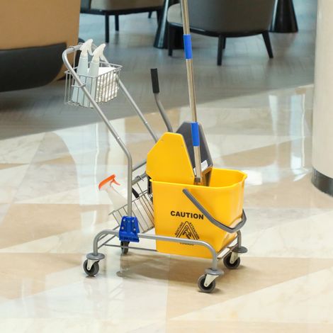 Carro de limpieza profesional, prensa de mandíbulas, cubo de 26 L + cesta de almacenamiento, amarillo