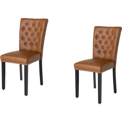 Lote de 2 sillas Chesterfield REGINA caramelo en cuero artificial capitoné – Clavos plateados y patas de madera de hevea negra (1/5)
