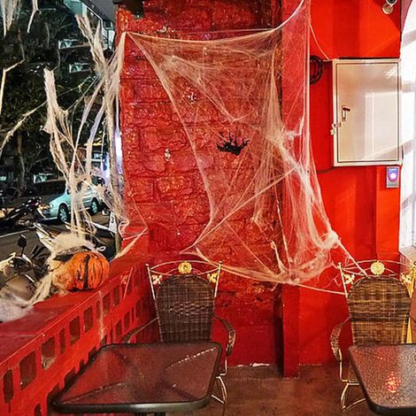 Halloween-Dekorationsset: 40 g phosphoreszierendes Spinnennetz + 4 Spinnen, Zubehör für Spukhaus, Grab, Gruselszene (1 Beutel) (1/5)