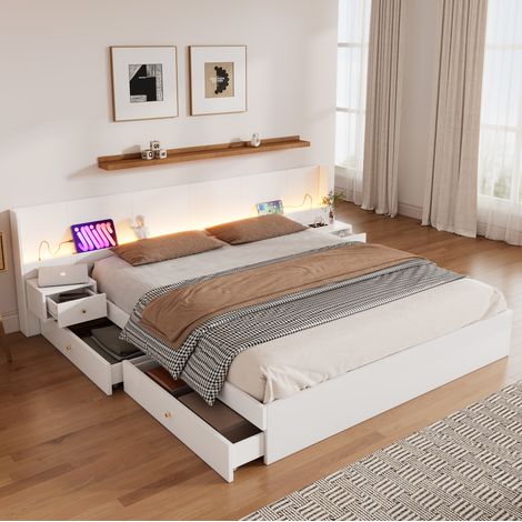 Cadre de lit double 180x200 cm en bois blanc, avec éclairage LED, prises USB et électrique, pilotable via application mobile, livré avec 2 tables de chevet à tiroirs, sommier non inclus