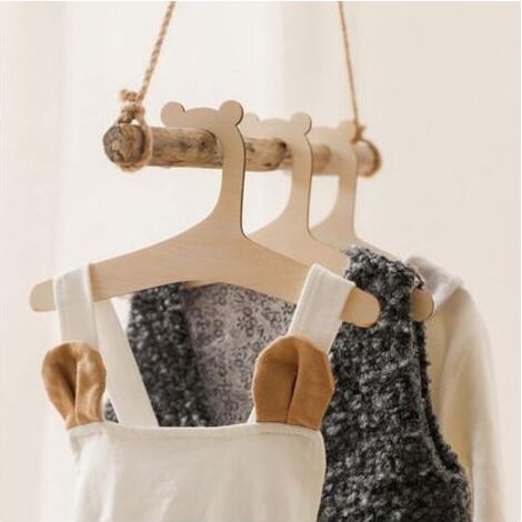 Set mit 30 Holzkleiderbügeln für Babykleidung – Für Babykleidung – Fürs Kinderzimmer (1/5)