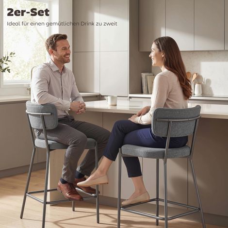 Lot de 2 tabourets de bar gris, rembourrés avec dossier courbé, pour îlot de cuisine ou espace repas. (1/4)