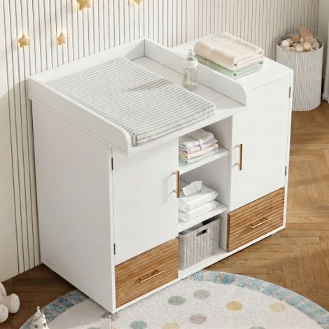 Meuble multifonction blanc combinant table à langer et rangement, doté d'une barre de maintien amovible et d'étagères. (1/5)