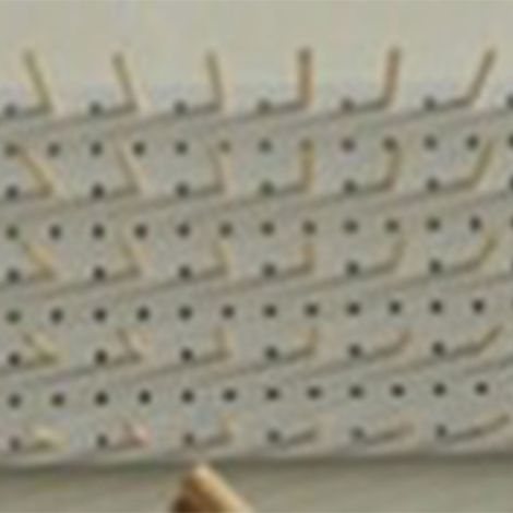 Planche d'organisation adhésive avec 25 crochets bois 30x30cm  Panneau multifonction blanc pour rangement fil et laine (1/5)