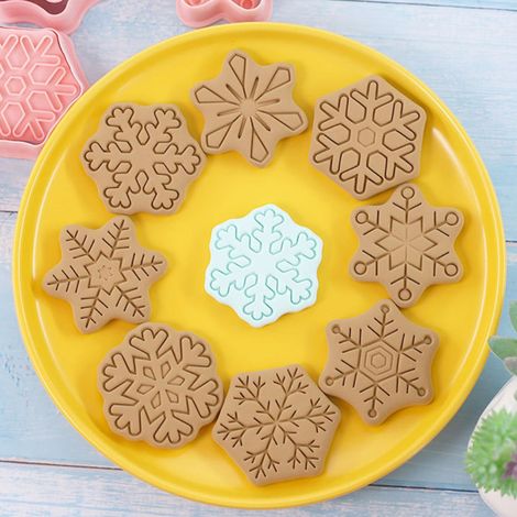 8 Pièces Emporte-pièces 3D Noël pour Biscuits, Moules à Pâtisserie, Tampon à Main pour Cookies (1/5)