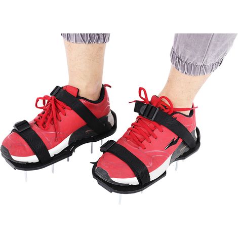 Une paire de chaussures à crampons antidérapantes pour gazon et des chaussures de jardinage (1/4)
