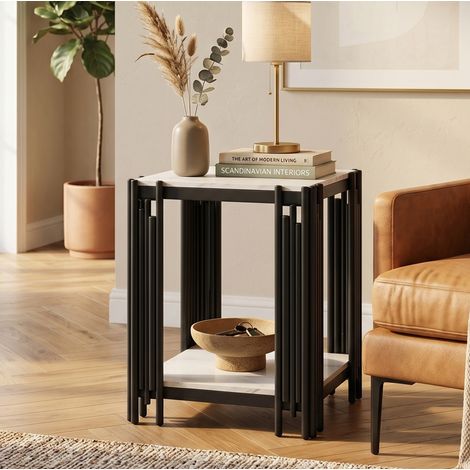 Comodino/tavolino laterale a due ripiani, in MDF effetto marmo bianco e nero, con struttura in metallo. (1/5)