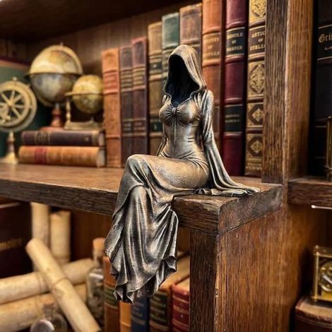 Déesse des moissons : Sculpture de poupée masquée et éthérée pour la décoration intérieure (1/4)