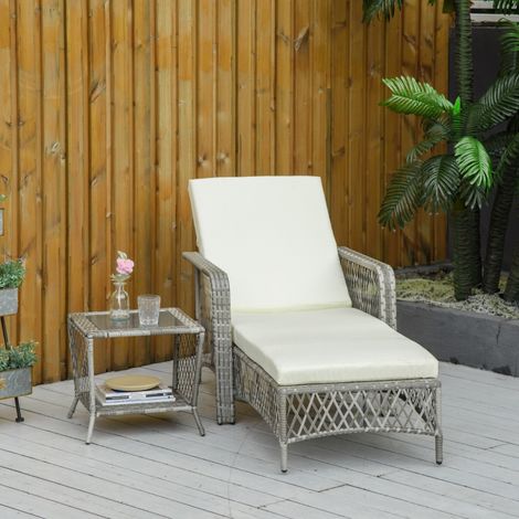 Ensemble de mobilier de jardin comprenant 2 chaises longues et une table basse en rotin. (1/4)