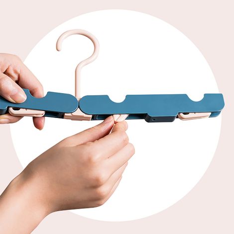 Cintre de voyage pliable, antidérapant et multifonctionnel avec pinces, rose, idéal pour la maison et les dortoirs. (1/5)