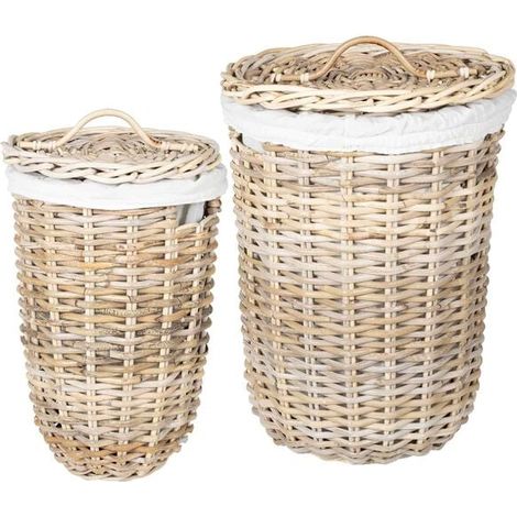 Deux paniers à linge couverts, en rotin gris. (1/4)