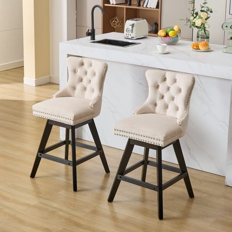 2er-Set drehbare Barhocker – 55 x 44,5 x 97,5 cm – Holzbeine und verchromte Nietenverzierung – beiger Samt