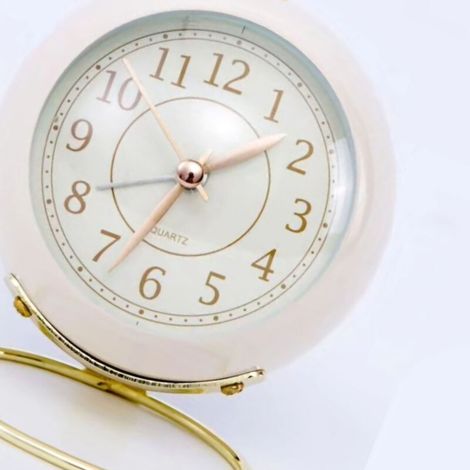 Quarz-Tischwecker mit rundem Sockel und sanftem Licht für Schlafzimmer oder Schule, in Creme und Gold