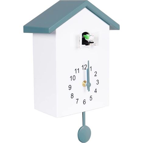Une horloge murale de style nordique représente un coucou qui sort par la fenêtre pour donner l'heure. (1/5)