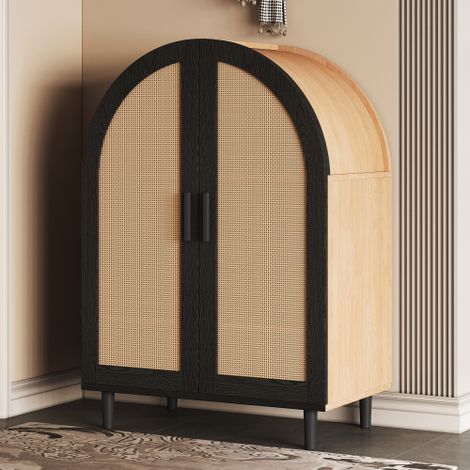 Élégant buffet/meuble à chaussures aux côtés arrondis, doté de portes en rotin ajouré et de trois étagères.
