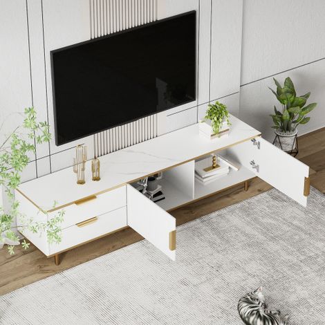 Meuble TV — Banc TV bas à la surface texturée, rehaussé de poignées et de pieds dorés  mobilier de salon avec finition aspect marbre. (1/4)