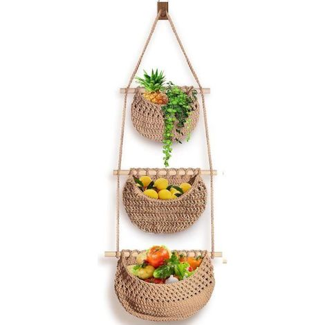 Esta cesta colgante de tres niveles para frutas y verduras está hecha de cuerda de yute trenzada y se fija a la pared. (1/4)