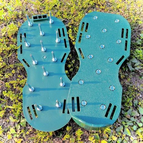 Chaussures d'aération pour pelouse, taille unique, faciles à installer, robustes et munies de crampons. Idéales pour le jardin, la terrasse et le potager (hauteur du talon : 4,2 cm). (1/5)