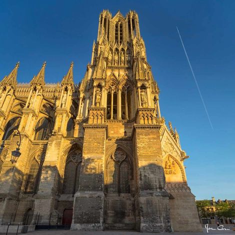 Tableau sur toile tour cathédrale ensoleillée 45x45 cm - Impression sur Toile Murale Décorative - Image imprimée en HD sur Toile - Toile sur Châssis en Bois FSC - Fabriqué en France (1/4)