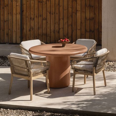 Set de table ronde Ø120 cm en ciment Namara et 4 chaises de jardin avec accoudoirs en bois d'acacia Karvia SKLUM