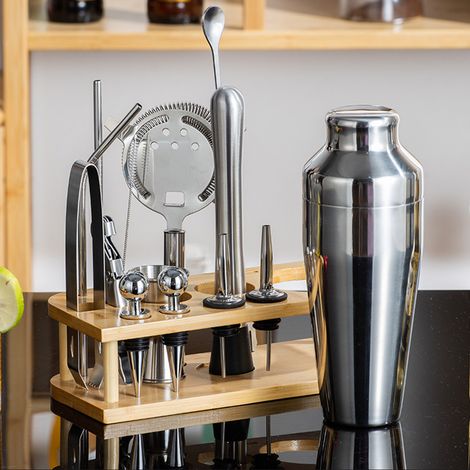 Mixset aus Edelstahl, bestehend aus einem Cocktailshaker und einem Rührglas. (1/5)
