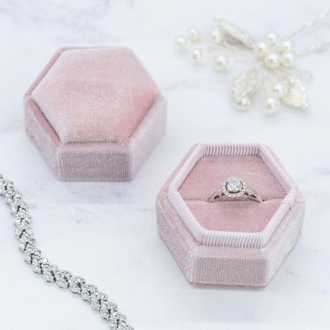 Écrin à bague en velours rose – Boîte à bijoux élégante – Pour bague de fiançailles, demande en mariage, boîte cadeau – Présentoir avec intérieur en mousse (1/5)