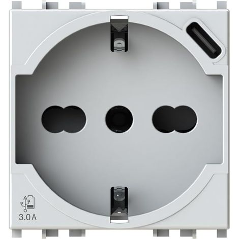 Prise P40 et alimentation USB 3 A 15 W compatible Vimar® Plana™. 1 connecteur de type C. Intégré dans seulement 2 modules : offre une utilisation simultanée et une vitesse de charge (1/5)