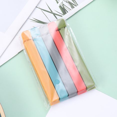 Confezione da 10 clip in plastica multicolore da 12 cm per cerniere e sacchetti da cucina. Colori assortiti.