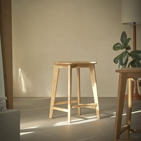 Tikamoon Abel Tabouret de bar en chêne H 65 cm × L 45.5 cm × P 41 cm (1/5)