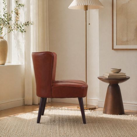 Poltrona singola in pelle marrone, struttura in legno, cuciture diagonali, seduta confortevole (1/5)